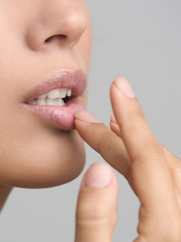 Có nhiều nguyên nhân gây môi khô, đặc khi mùa đông hanh khô