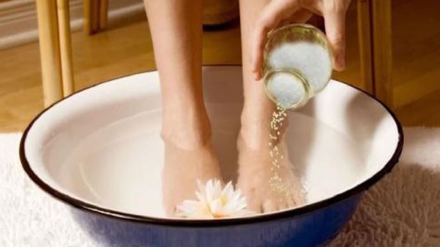 Ngâm chân nước muối mang lại nhiều lợi ích cho sức khoẻ.