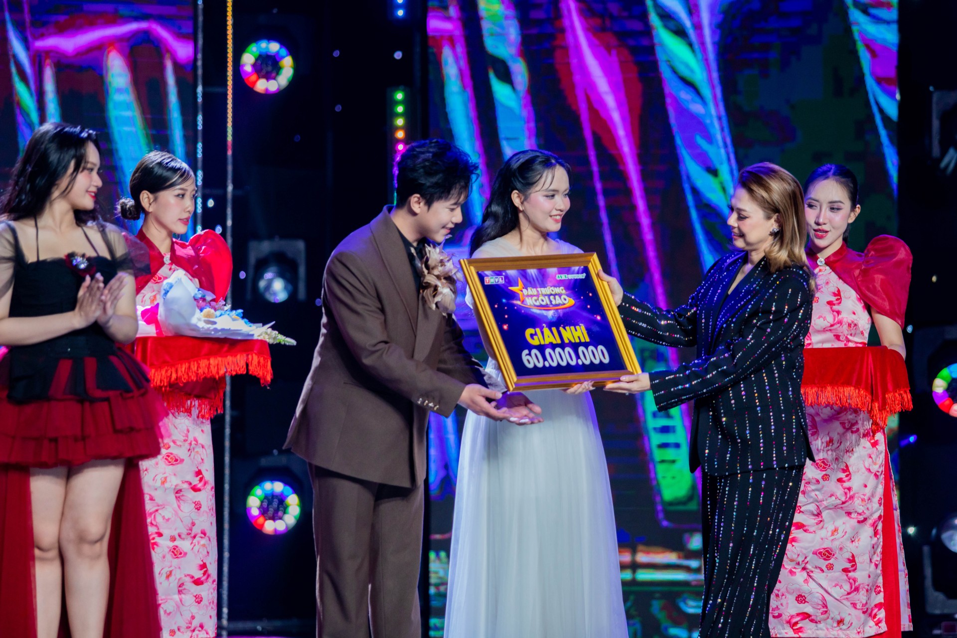 TEAM QUOC DAI TRAO GIAI (1)