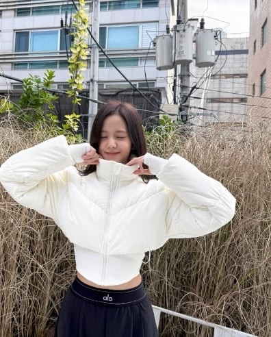 Thu-Đông là thời điểm áo khoác lên ngôi, và với xu hướng “white winter”, chúng càng trở thành “statement piece” không thể thiếu.
