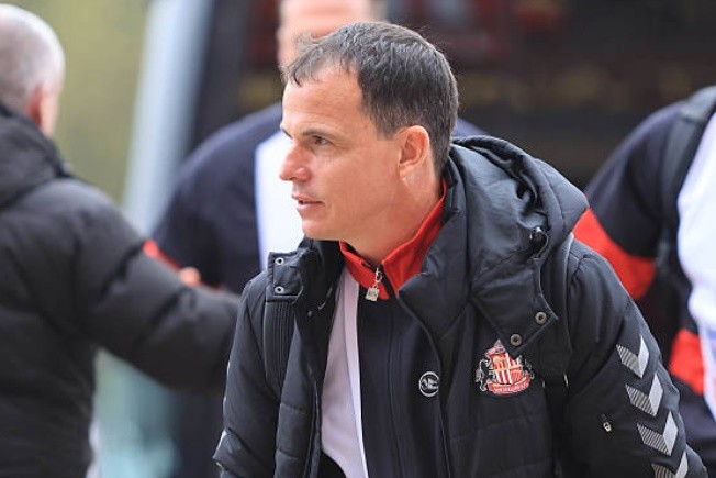 HLV Le Bris giúp Sunderland đánh bại Chelsea.