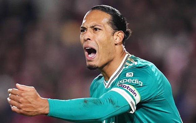 Virgil Van Dijk bức xúc với trọng tài ở trận thua Brentford.