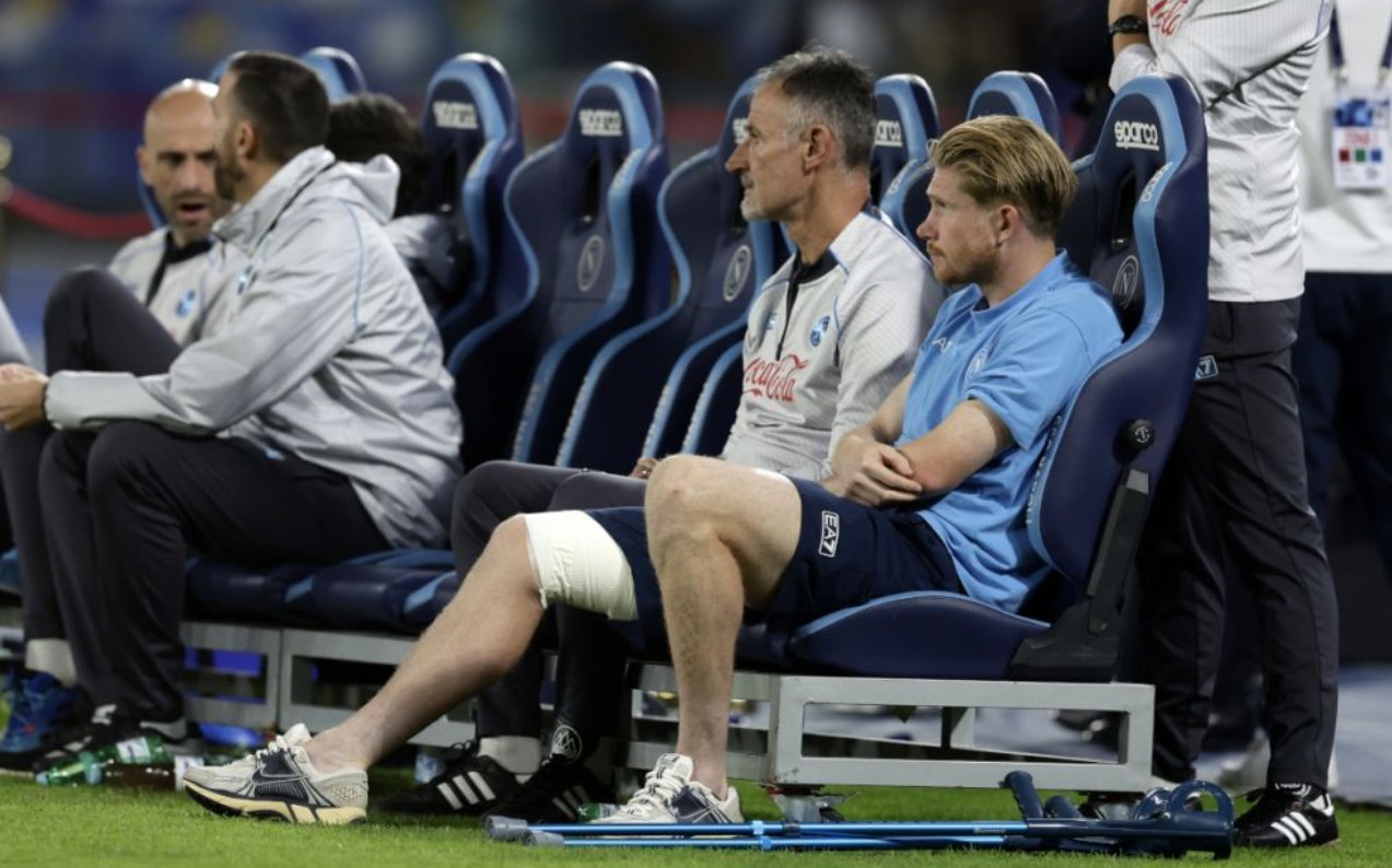 Kevin De Bruyne ngồi trên ghế dự bị với một chân băng bó.