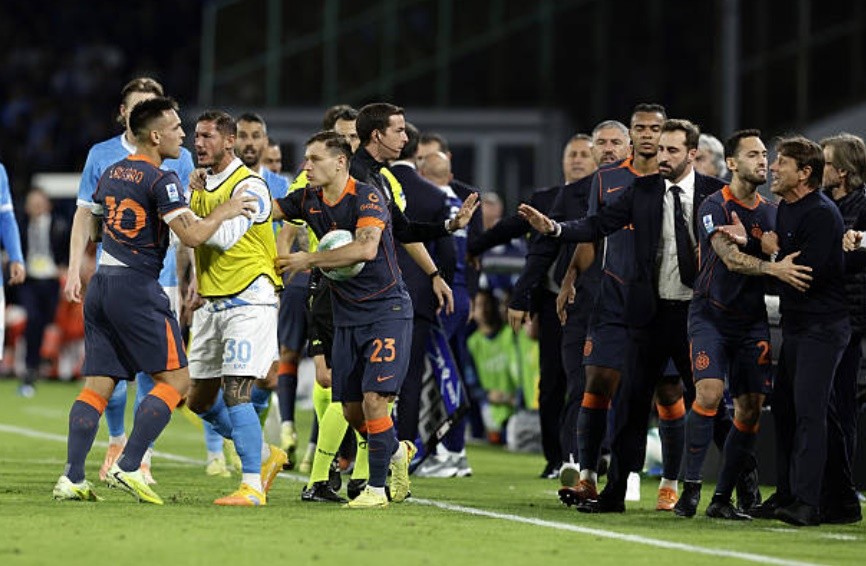 Conte và Martinez đã có những lời qua tiếng lại.