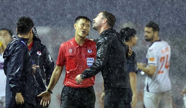 HLV Harry Kewell đề xuất hoãn trận đấu