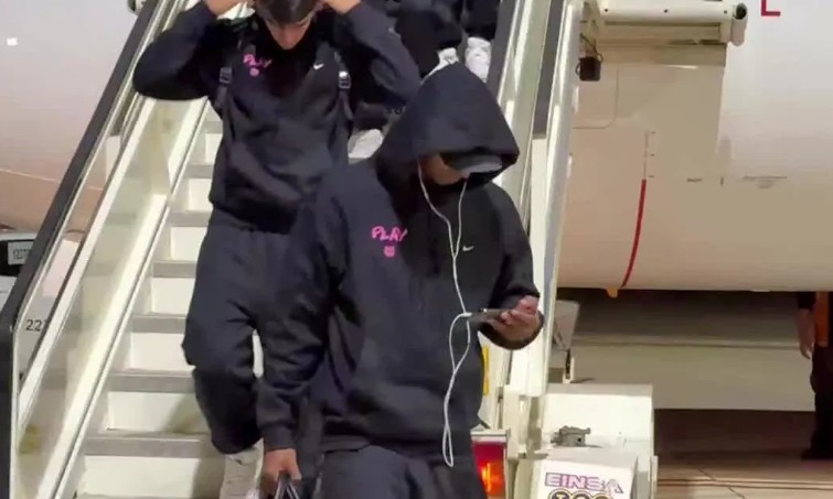 Marcus Rashford được cho đang theo dõi Manchester United qua điện thoại khi đang cùng Barcelona chuẩn bị cho trận đấu với Real Madrid.