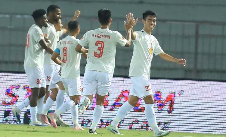 Hà Tĩnh ghi bàn mở tỷ số từ sớm.