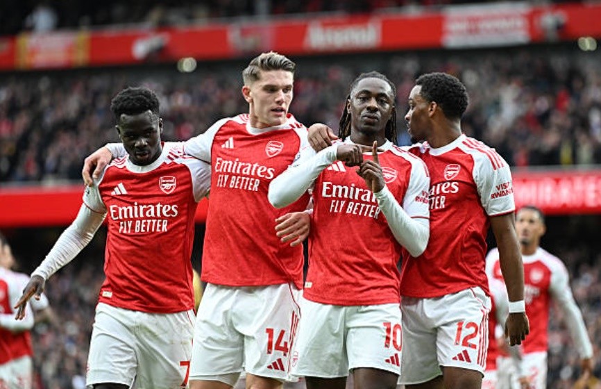 Arsenal xây chắc ngôi đầu với chiến thắng trước Palace.