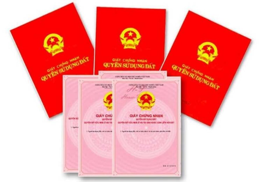 Bố mẹ cần kiểm tra kỹ giấy tờ trước khi tách sổ đỏ cho con. (Ảnh minh họa)