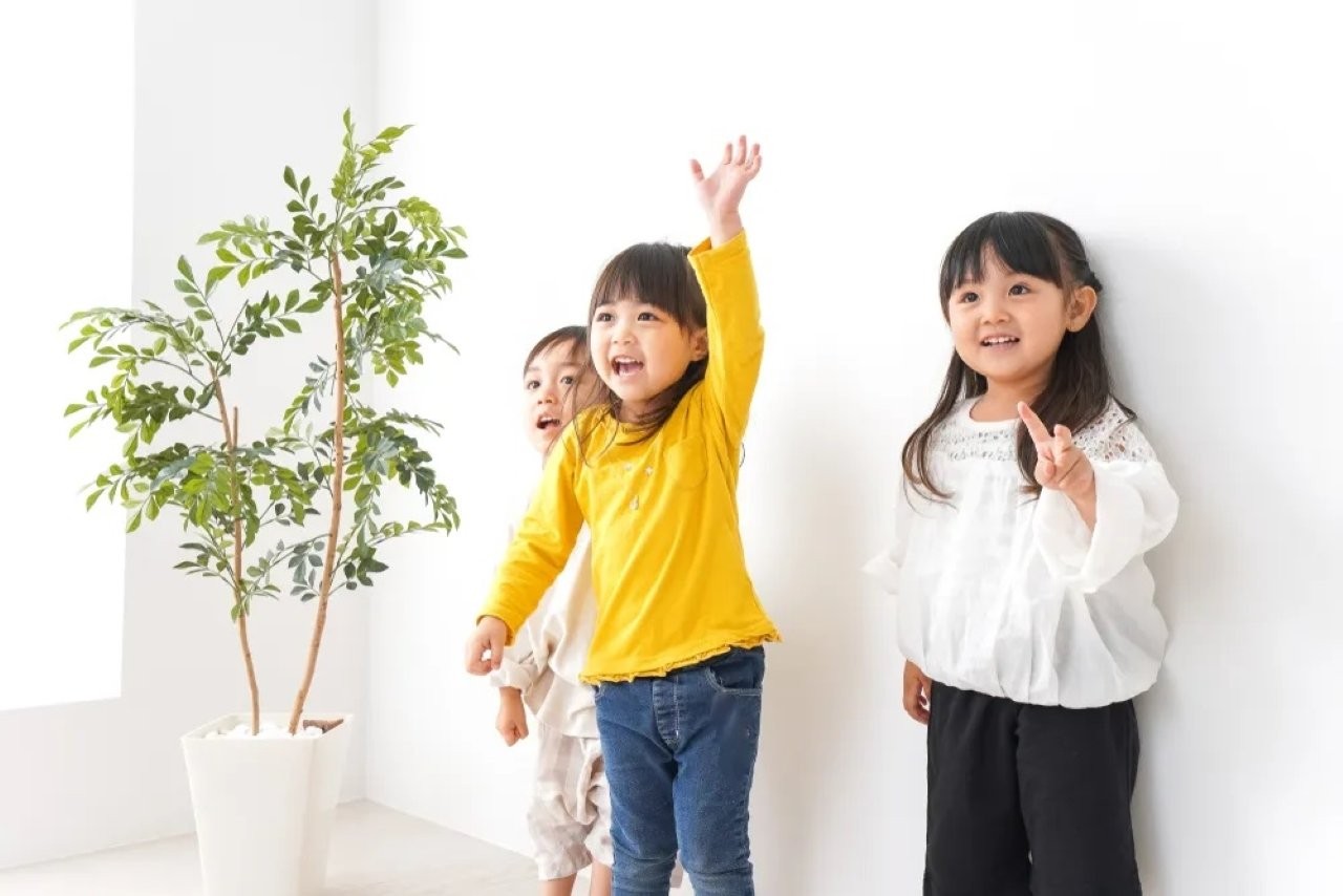 Dạy con khả năng hòa hợp với những người xung quanh. (Ảnh minh họa)
