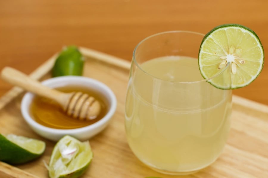 Một cốc nước chanh ấm vào buổi sáng giúp kích thích gan và thận hoạt động tốt hơn, hỗ trợ làm sạch máu và giảm nguy cơ hình thành sỏi thận.