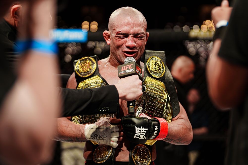 Diego Brandao với chiếc đai vô địch Tuff-N-Uff