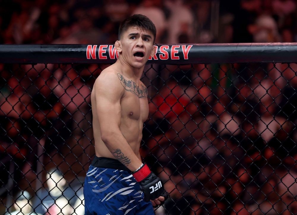 Merab Dvalishvili ăn mừng chiến thắng tại UFC 316