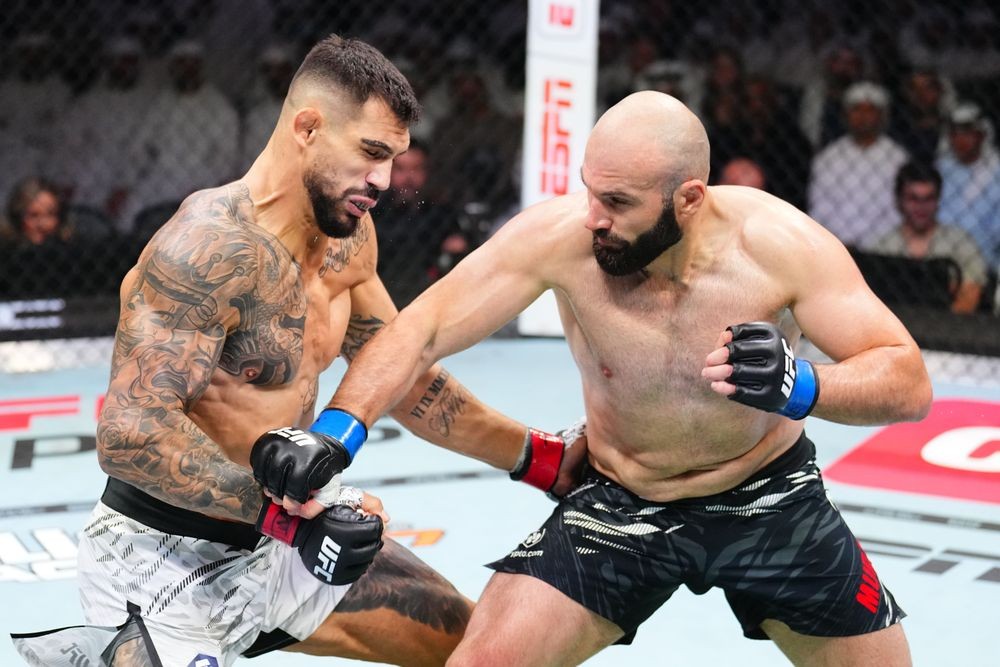 Azamat Murzakanov knockout Aleksandar Rakic tại UFC 321