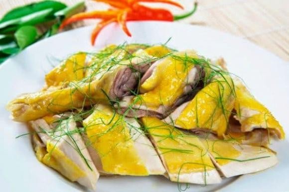 Thịt gà có tính ôn, vị ngọt, trong khi cá chép lại mang tính hàn.