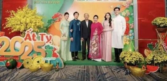 Loạt ảnh mới của Midu và bố mẹ chồng được lan truyền rộng rãi.