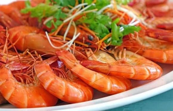 Cả thịt gà và tôm đều có tính ôn, khi ăn cùng dễ khiến cơ thể “bốc hỏa”, sinh mẩn ngứa hoặc dị ứng.