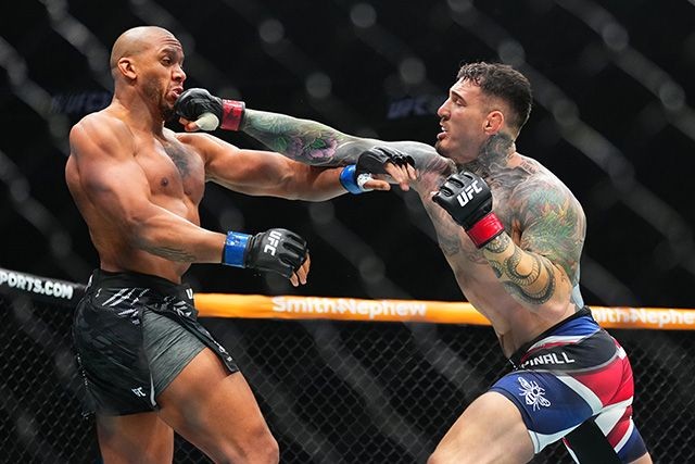 Tom Aspinall và Ciryl Gane trong trận đấu tại UFC 321