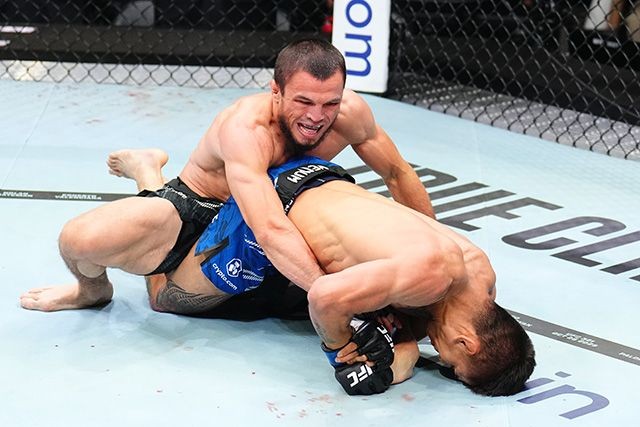 Umar Nurmagomedov ăn mừng chiến thắng trong lồng bát giác UFC.