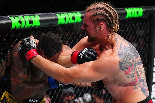 Alexander Volkov ăn mừng chiến thắng tại UFC 321