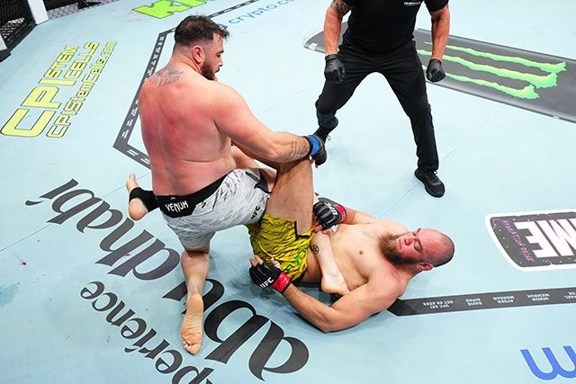 Valter Walker thực hiện đòn bẻ gót chân tại UFC 321