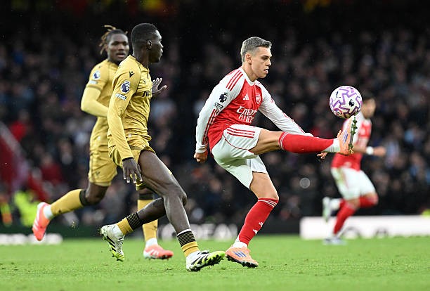 Leandro Trossard - 7.1 điểm. Một trong những cầu thủ chơi nổi bật nhất của Arsenal, đặc biệt là vào đầu hiệp hai. Suýt chút nữa đã kiến tạo cho Saka ghi bàn thắng thứ hai.