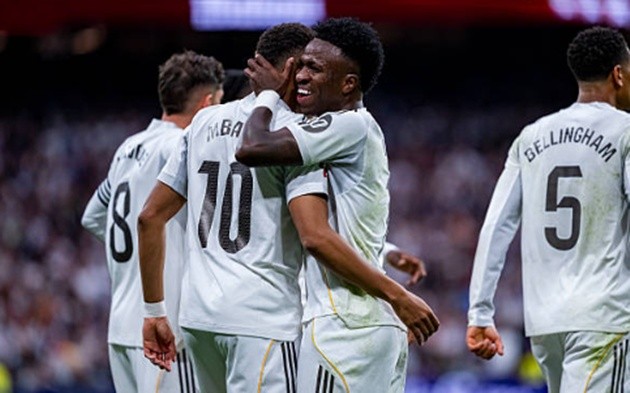 Mbappe và Vinicius khuấy đảo hàng thủ Barca