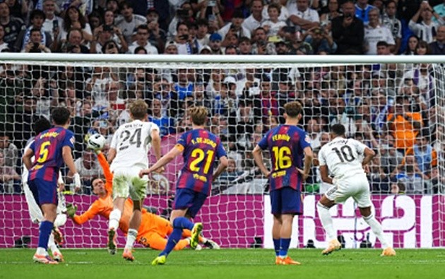 Mbappe đá hỏng phạt đền nhưng Real vẫn thắng 2-1