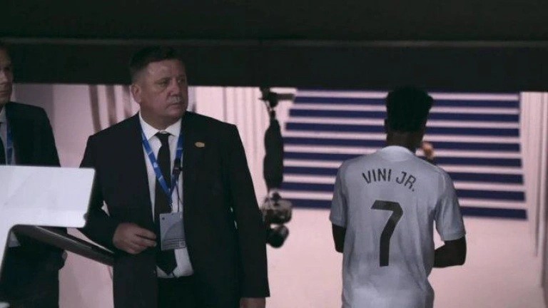 Vinicius đi thẳng vào đường hầm.