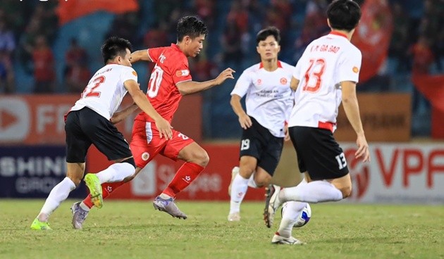 CAHN giành 3 điểm dù thi đấu với 10 người