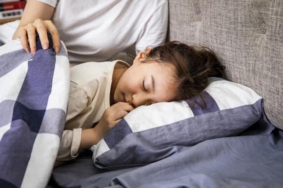 Nghe có vẻ ngược đời, nhưng những trẻ được mẹ chăm sóc sát sao từ nhỏ thường phát triển tính độc lập tốt hơn khi lớn lên.