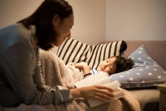 Ngay cả khi trẻ đã tách phòng, trong ba giai đoạn đặc biệt dưới đây, cha mẹ nên để con ngủ cùng.