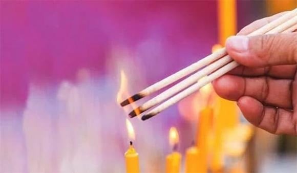 Theo quan niệm dân gian, không có quy định bắt buộc về giờ giấc, nhưng thời điểm được xem là tốt nhất chính là buổi sáng sớm – khoảng từ 6h đến 9h.