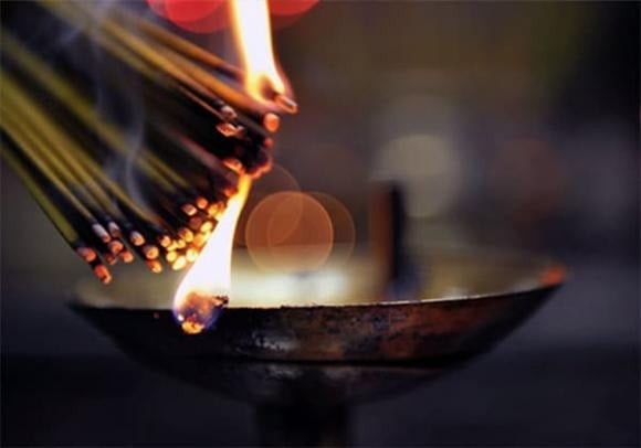 Theo phong tục dân gian, việc thắp hương không chỉ là hành động thể hiện lòng thành kính mà còn mang ý nghĩa tâm linh sâu sắc.