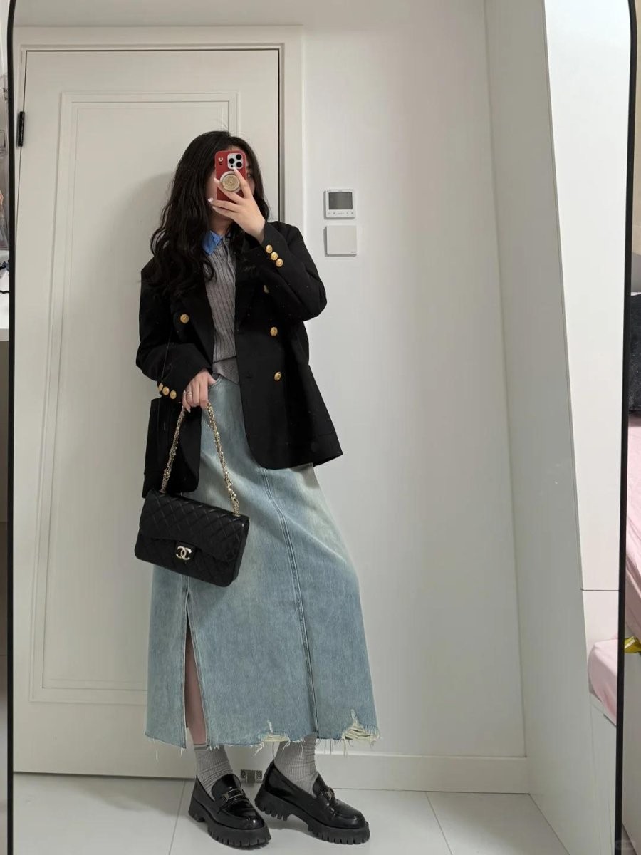 Blazer màu trung tính như đen, ghi hoặc beige phối với denim xanh nhạt là lựa chọn an toàn nhưng vẫn rất sang.