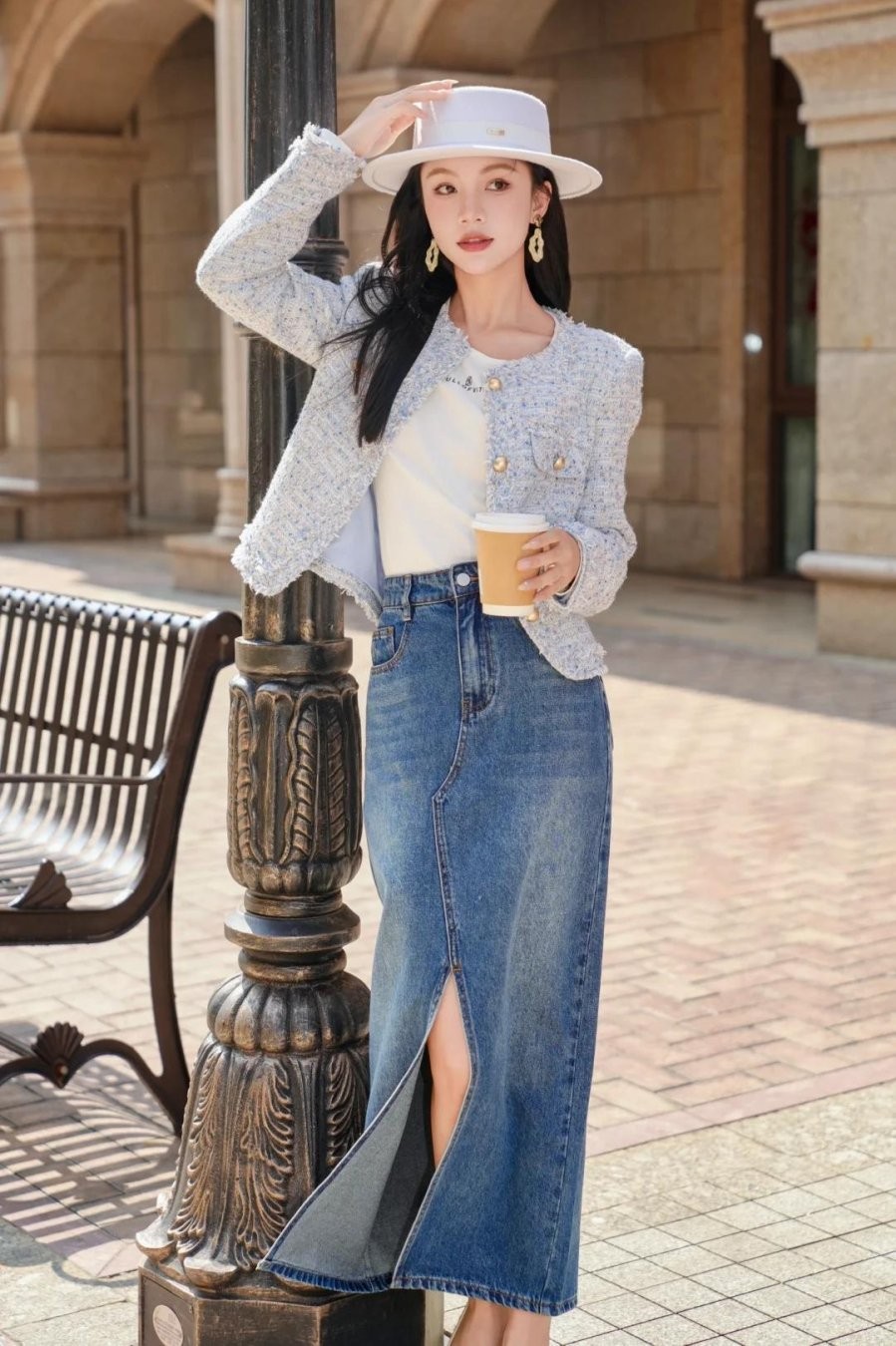 Áo khoác ngắn, dù là jacket da, denim hay cardigan, đều giúp tôn tỷ lệ cơ thể khi phối cùng váy denim.
