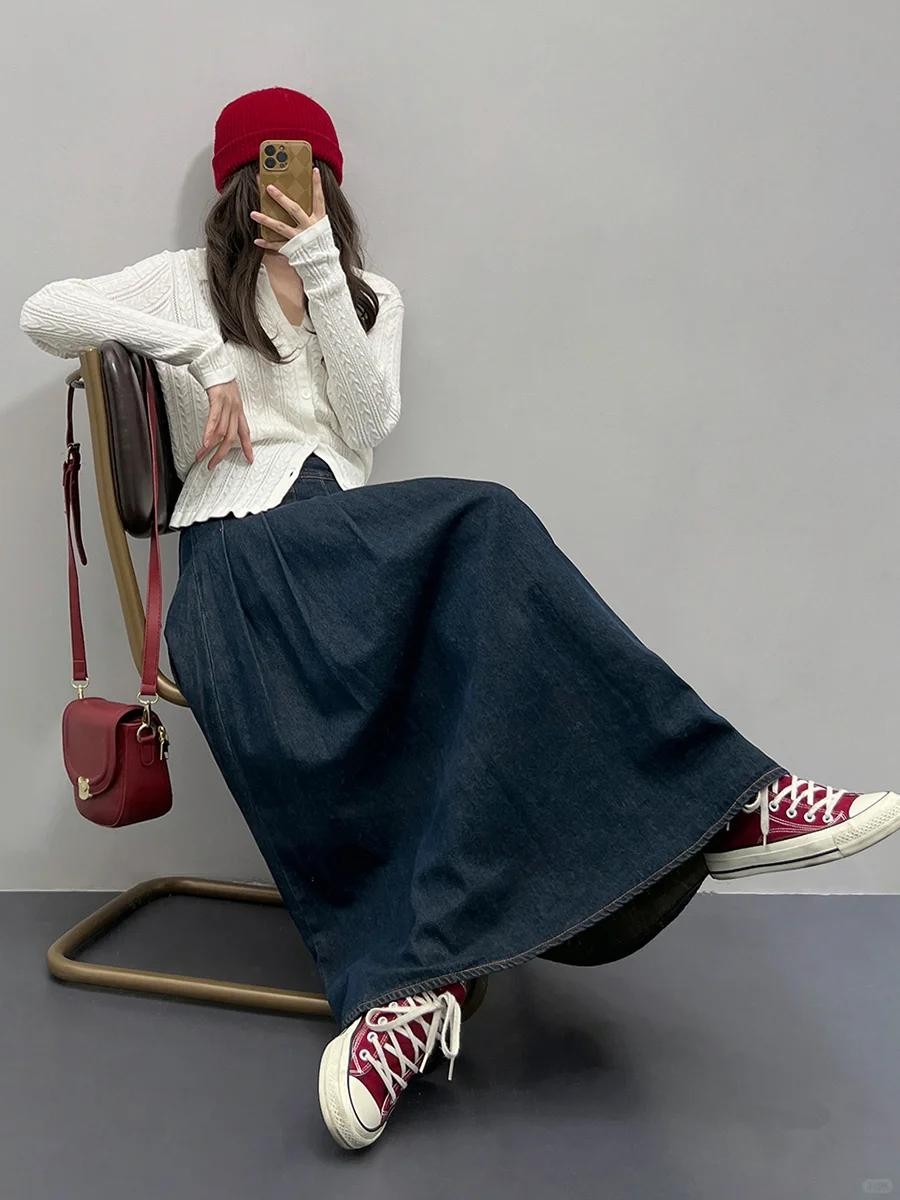 Khi tiết trời se lạnh, áo len mỏng tông sáng kết hợp váy denim sẽ mang đến cảm giác ấm áp mà vẫn thanh thoát.