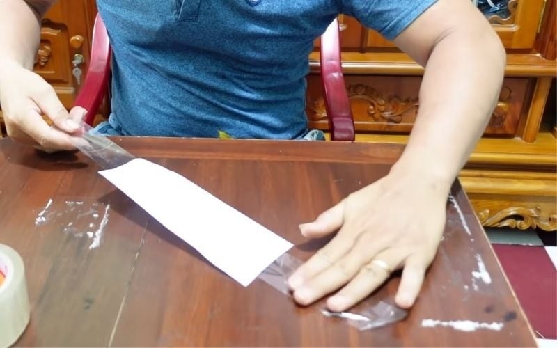 Dán băng keo lên giấy rồi bỏ vào nước, mẹo đơn giản lợi cho cả nhà