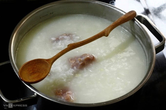 Gác 1 chiếc đũa lên thành nồi như này giúp chống tràn