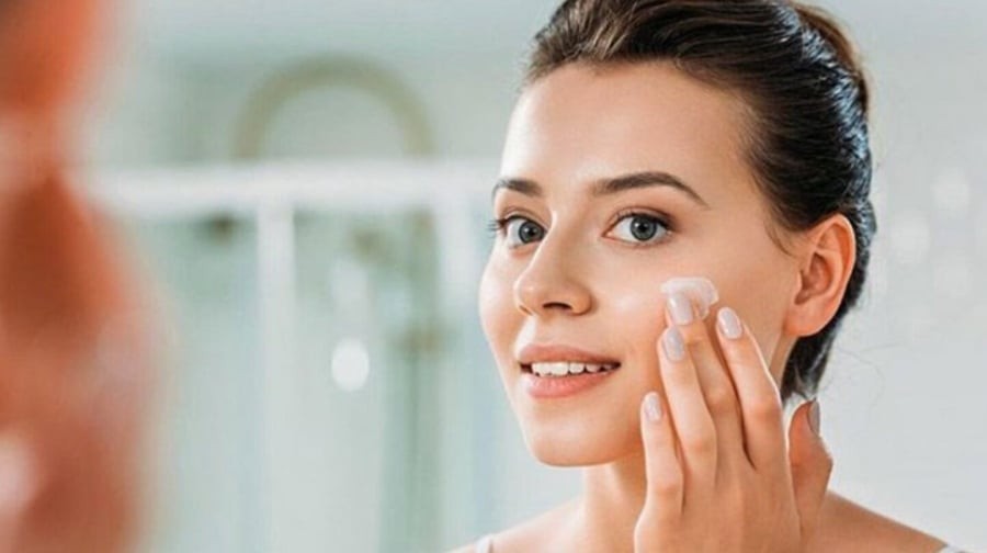 Không chỉ ánh nắng mới gây hại, ánh sáng xanh từ màn hình điện thoại, máy tính và hệ thống chiếu sáng trong văn phòng cũng là “thủ phạm” khiến da lão hóa sớm.