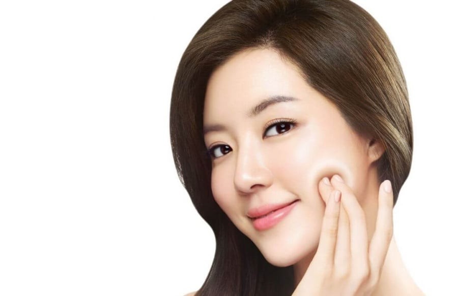 Việc duy trì thói quen uống đủ 1–2 lít nước mỗi ngày giúp làn da duy trì độ ẩm tự nhiên, căng mịn và rạng rỡ hơn.