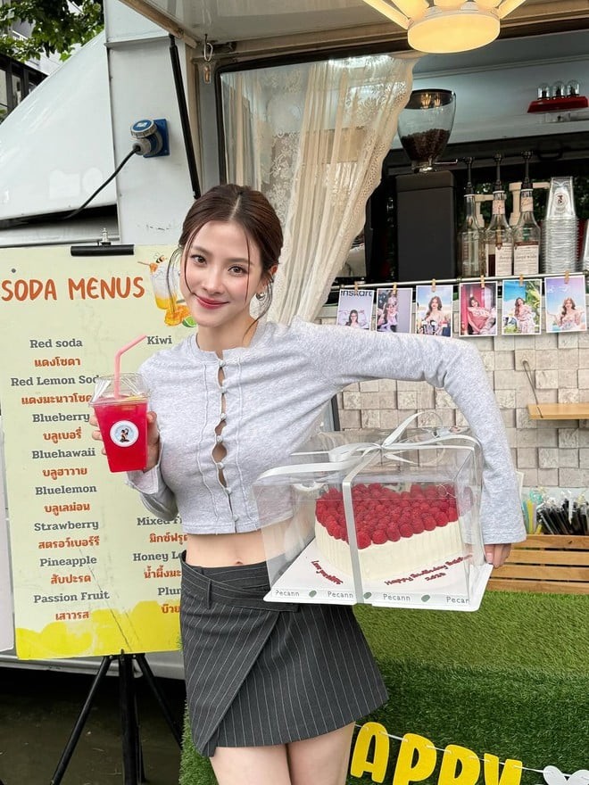 Gam xám luôn được xem là tông màu đặc trưng của mùa thu, và Baifern đã thể hiện điều đó đầy khéo léo.