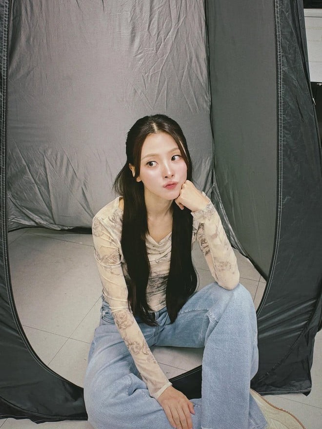 Baifern chọn áo voan mỏng màu nude, ôm sát cơ thể vừa đủ để tôn dáng mà không gợi cảm quá mức.