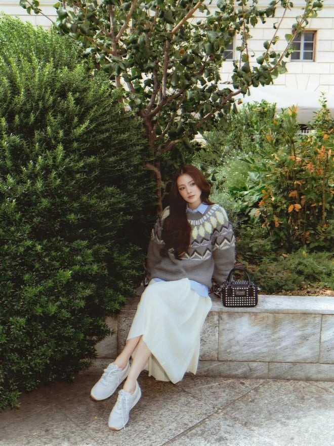 Vào những ngày thu lạnh hơn, Baifern vẫn giữ được vẻ tinh tế bằng cách layer áo sơ mi bên trong sweater len.