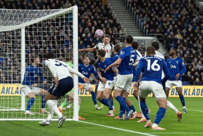 Tottenham đang cho thấy sự nguy hiểm trong những tình huống cố định.