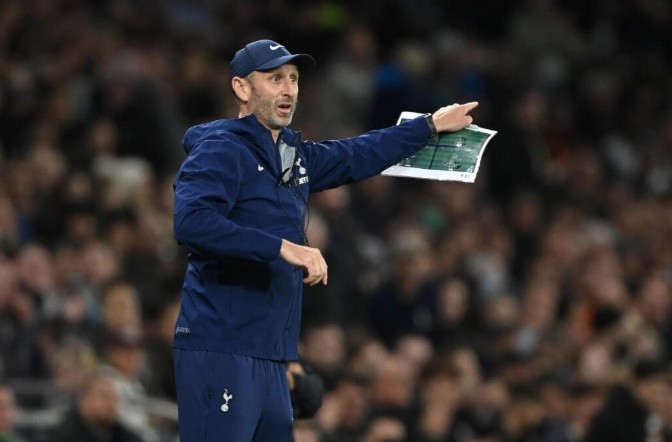 HLV phụ trách các tình huống cố định của Spurs.