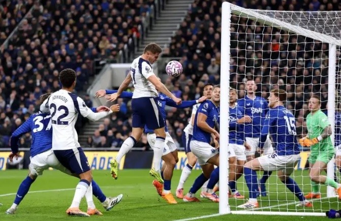 Van de Ven lập cú đúp trong cuộc chạm trán Everton mới đây.