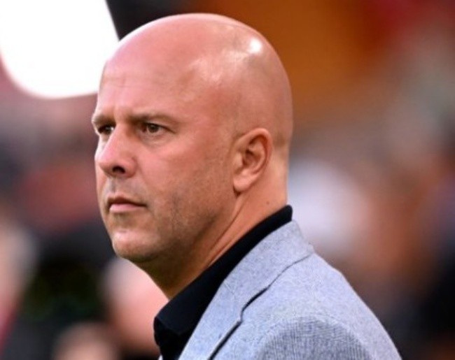 Arne Slot đối mặt áp lực lớn.