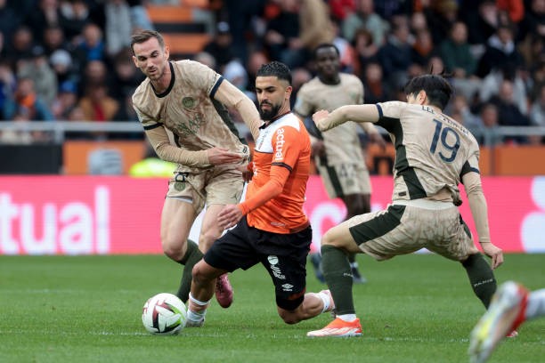 Lorient khó tạo nên bất ngờ dù có lợi thế sân nhà. 