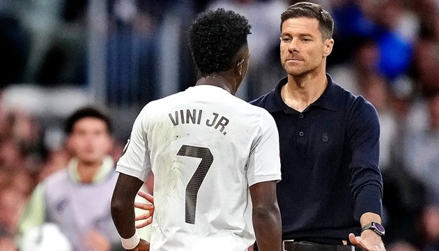 Toni Kroos khuyên nhủ Vinicius Junior.